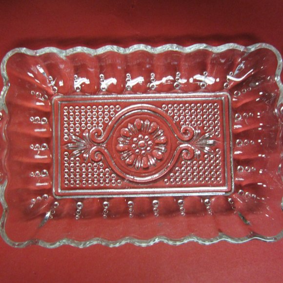 VINTAGE 50'S CLEAR PRESSED GLASS RELISH TRAY, DOTTED WITH FLOWER IN CENTER - Picture 4 of 7